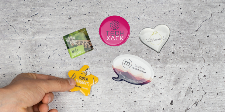 Person klebt einen sternförmigen Doming-Sticker neben viele andere