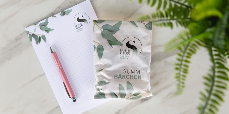 Individuell gestaltete Fruchtgummi Verpackung liegend auf einem Tisch neben einem Block