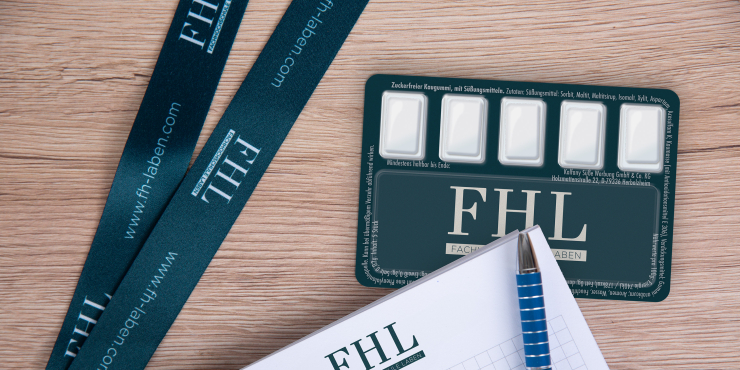 Individuell gestaltete Kaugummi Smartcard neben Lanyard liegend auf Tisch