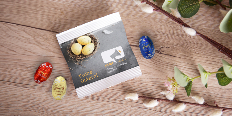 Individuell bedruckte Verpackung für Lindt Lindor Mini-Eier, Palmkätzchen liegen daneben