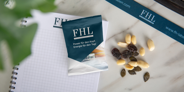 individuell bedrucktes Päckchen mit Studentenfutter auf einem Tisch