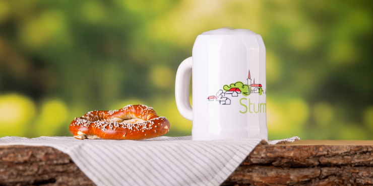 Bierkrug auf einem Holztisch