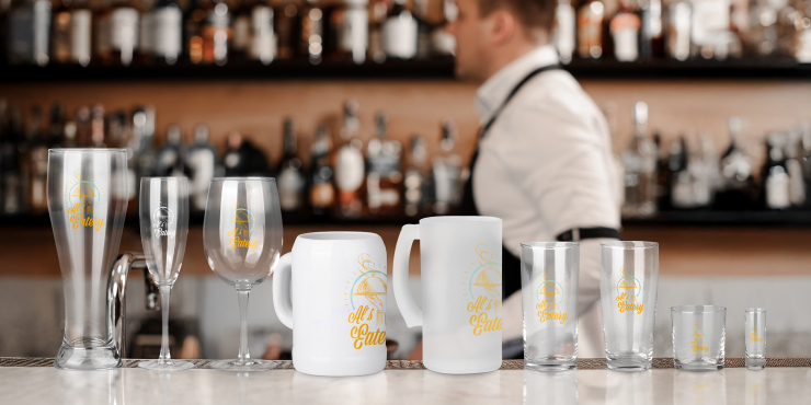 Diverse Gläser stehen auf einer Bar