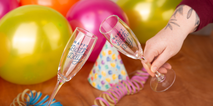 Zwei Personen stossen mit Sekt an