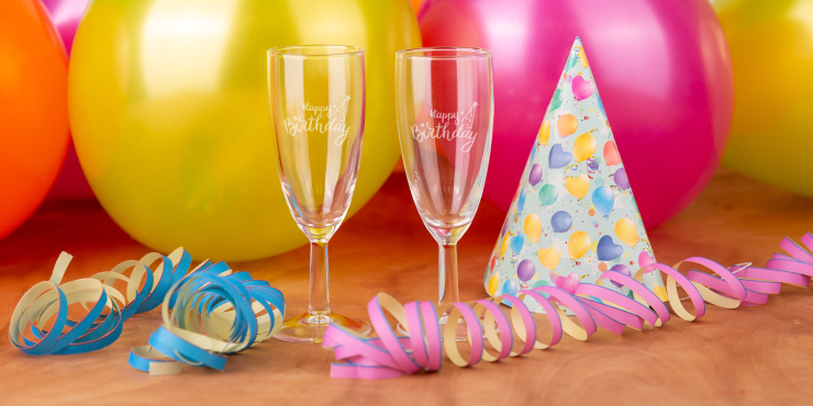 Sektgläser auf einem Partytisch