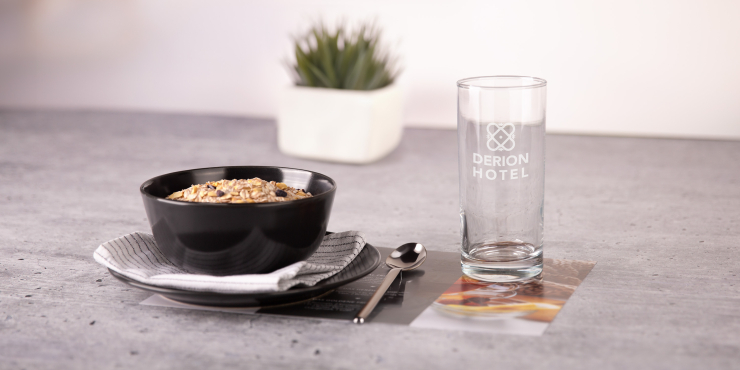 Ein gedeckter Tisch mit einem Trinkglas