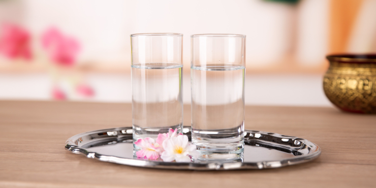 Zwei Trinkgläser auf einem Tablett
