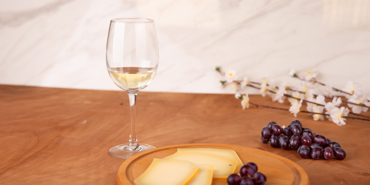 Ein Weinglas auf Holzhintergrund