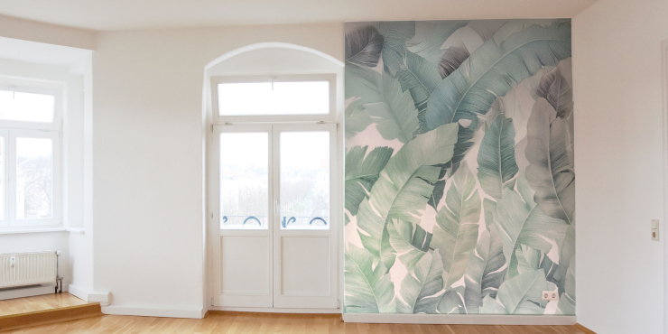 Leerer Raum mit bedruckter Tapete