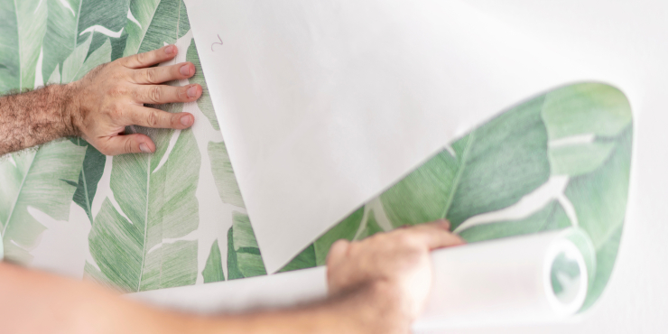 Bedruckte Tapete wird an die Wand angebracht