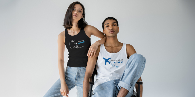 Pärchen mit selbst gestalteten T-Shirts, die aufeinenader abgestimmt sind