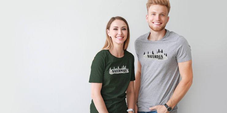 Zwei Erwachsene tragen individuell bedruckte Kurzarm-T-Shirts