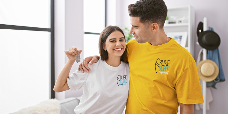 Zwei junge Erwachsene tragen T-Shirts der Marke Fruit of the Loom ®