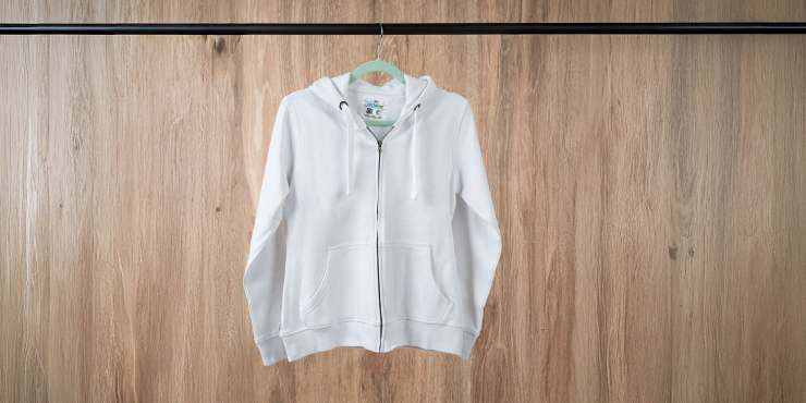 Weißer Zip-Hoodie mit Bauchtasche hängend auf einer schwarzen Kleiderstange