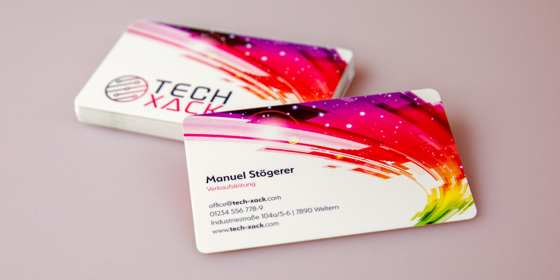 bedruckte Plastikkarten auf grauem Hintergrund