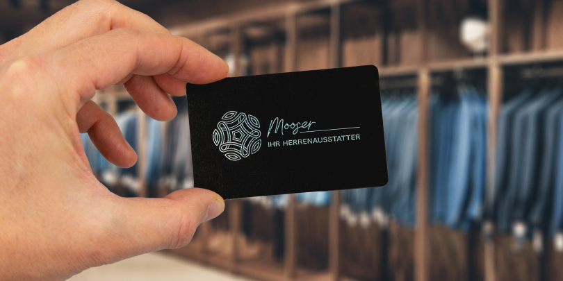 Mann hält veredelte Plastikkarte