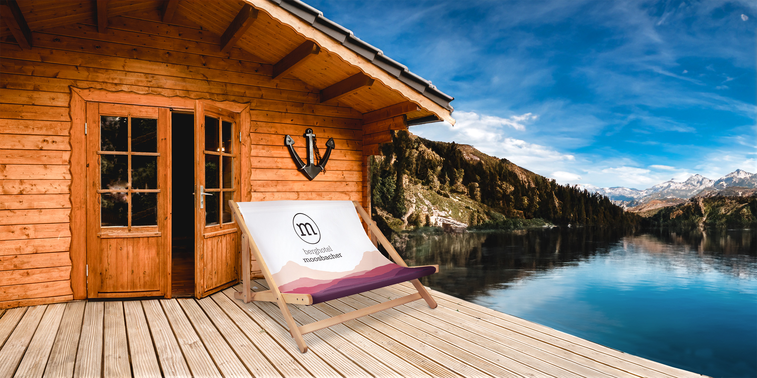 Doppel-Liegestuhl auf einer Berghütte mit See