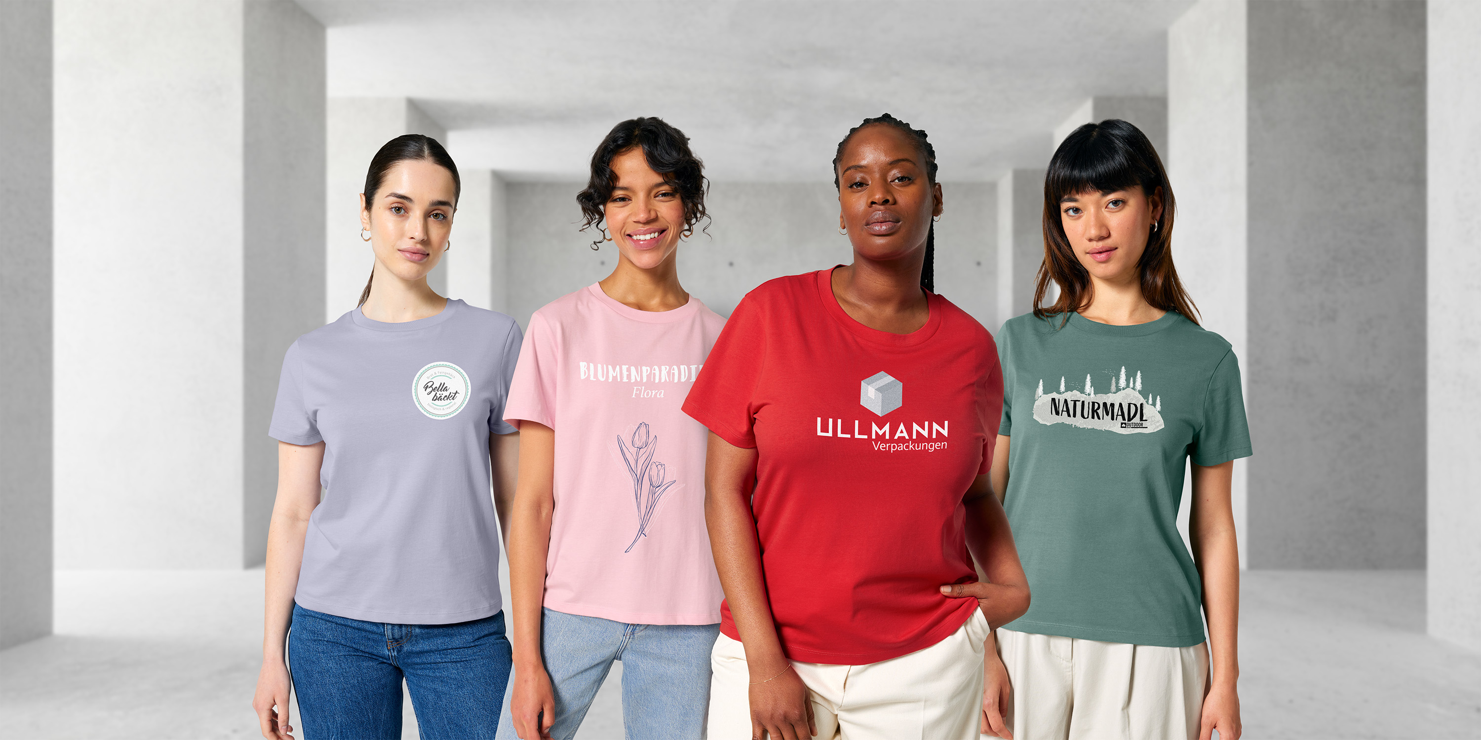Gruppe junger Damen trägt individuell gestaltete organic T-Shirts mit individuellem Druck