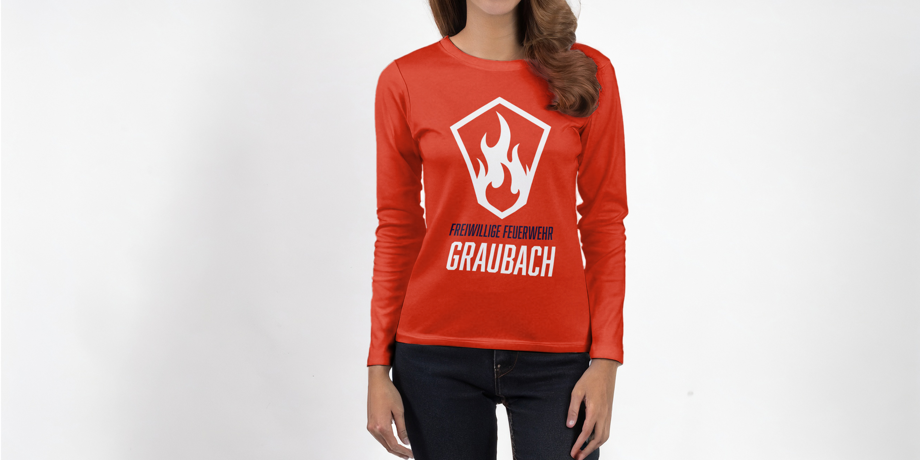 Frau trägt rotes langarm T-Shirt mit individuellem Vereinslogo