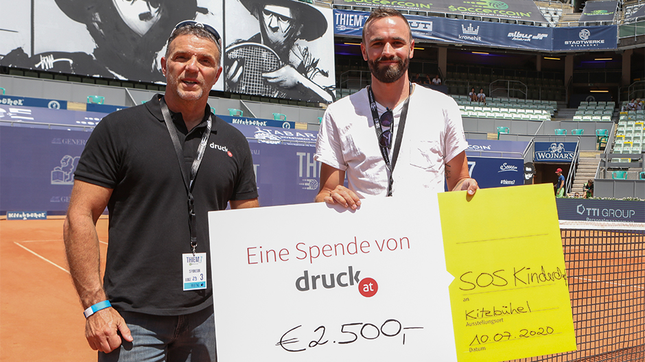 Andreas Mößner übergibt dem SOS Kinderdörfer den Spendenscheck