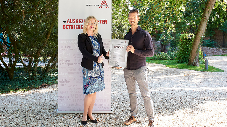 Monika Rintersbacher übergibt die Zertifizierung an Bernhard Brendinger