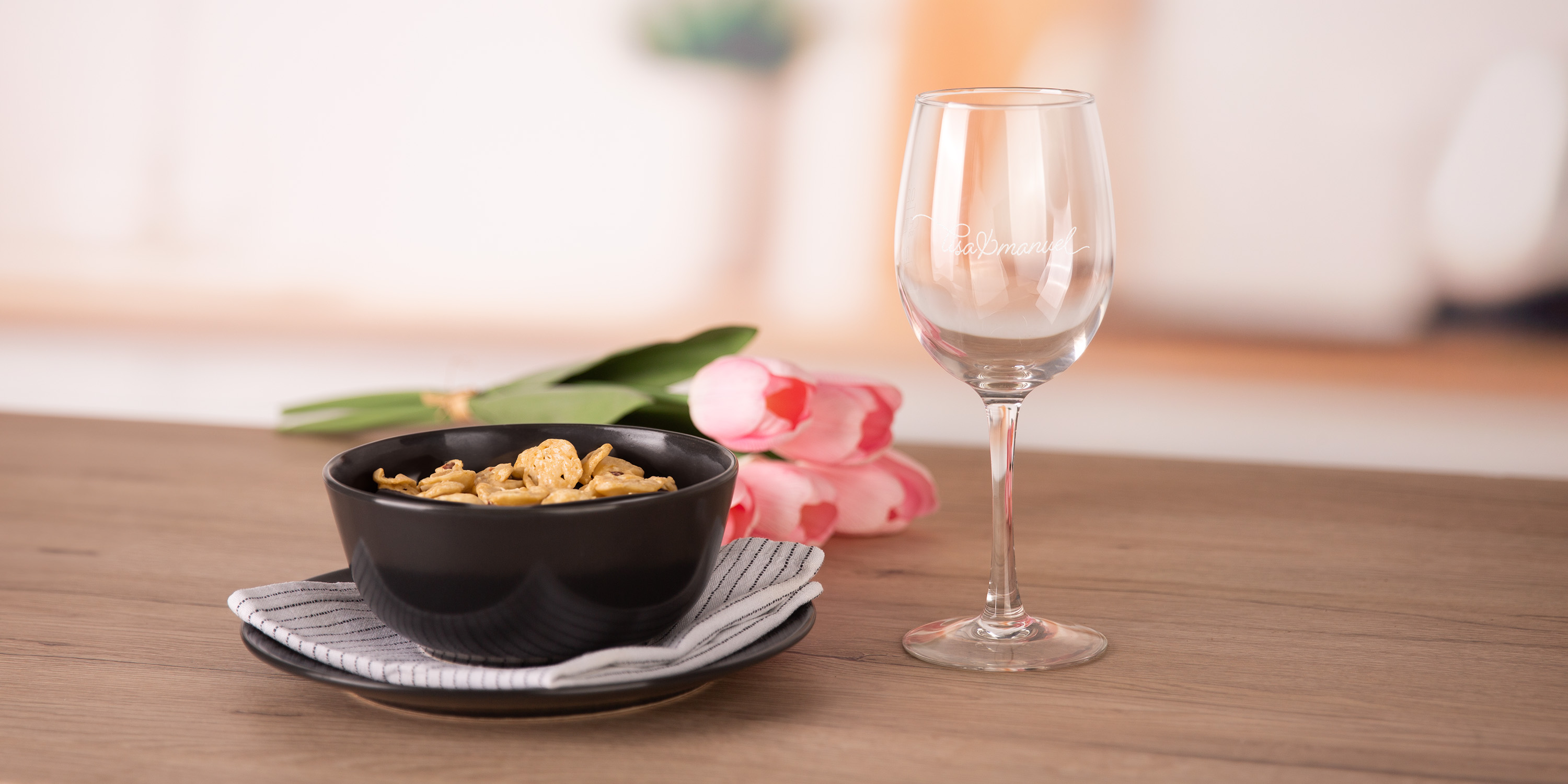 Ein Weinglas neben einer Schüssel auf einem Tisch