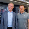 Rudolf Lauscha von Canon und Markus Graf von druck.at vor der neuen Canon varioPRint ix-3200