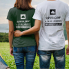 Zwei Personen die ein bedrucktes T-Shirt anhaben