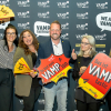 Gruppenbild vom VAMP-Award auf dem mehrere Personen Schilder und Klatschfächer halten