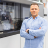 Geschäftsführer Markus Graf steht vor der Canon varioPRINT ix3200