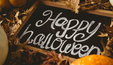 Eine Tafel auf der "Happy Halloween" steht.