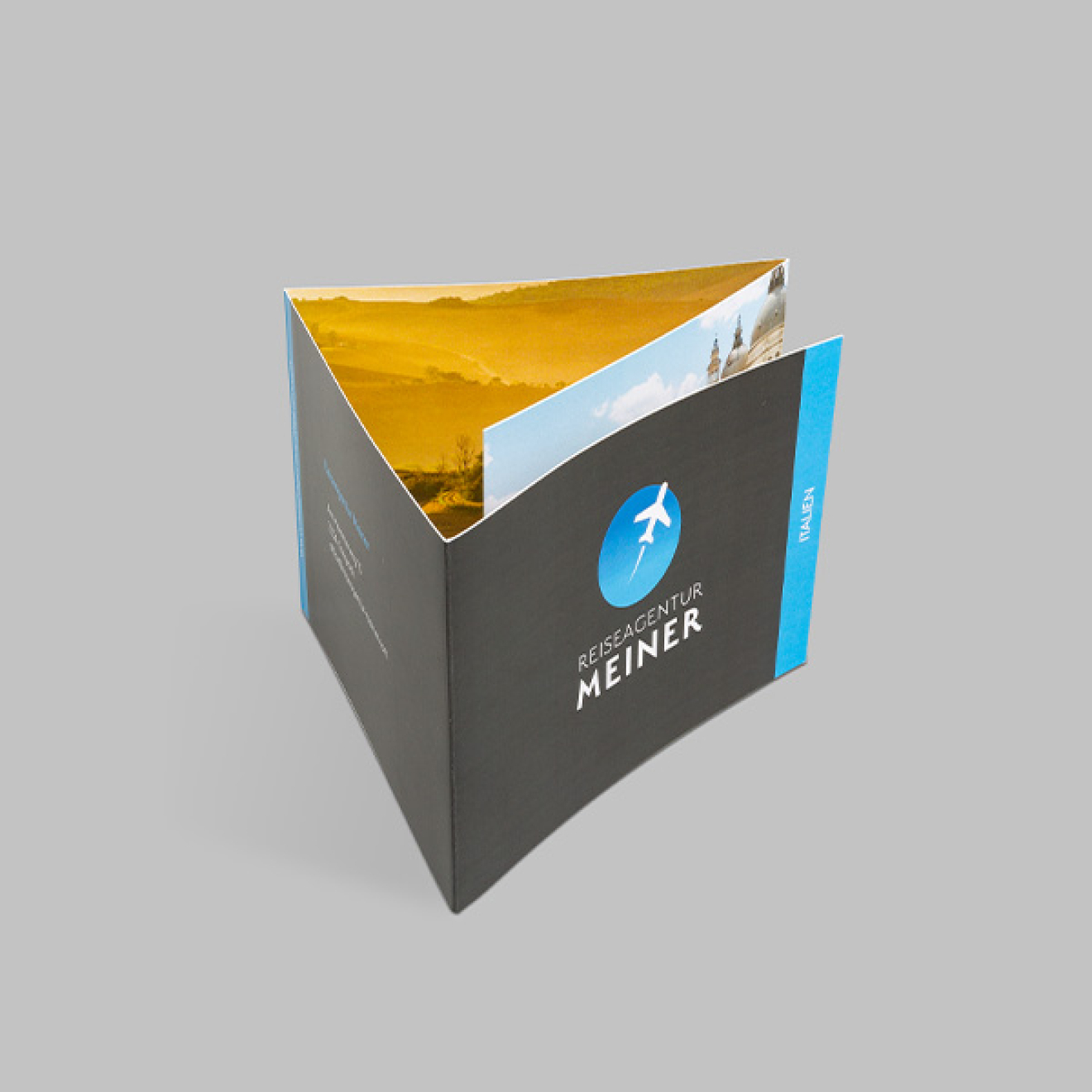 Wickelfalz Folder auf grauem Hintergrund