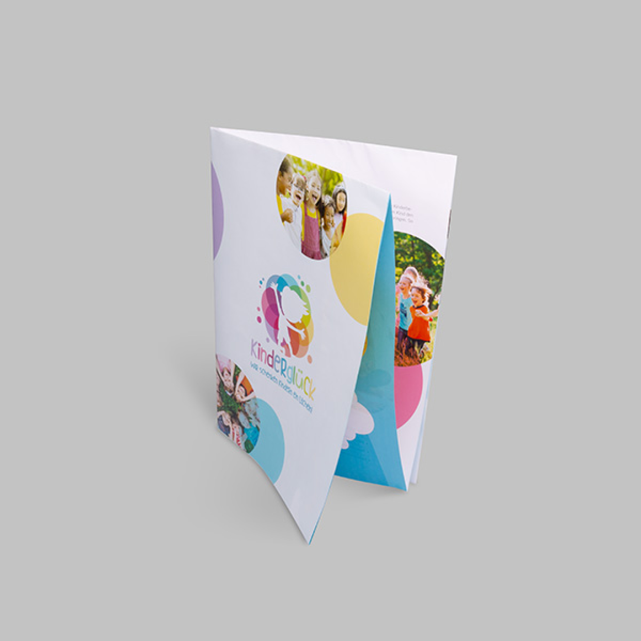 Kreuzbruchfolder mit Wickelfalz auf grauem Hintergrund