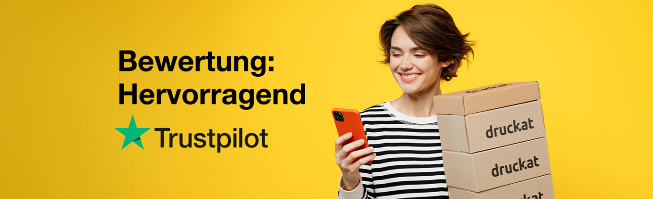 Zufriedene Frau mit Paketen