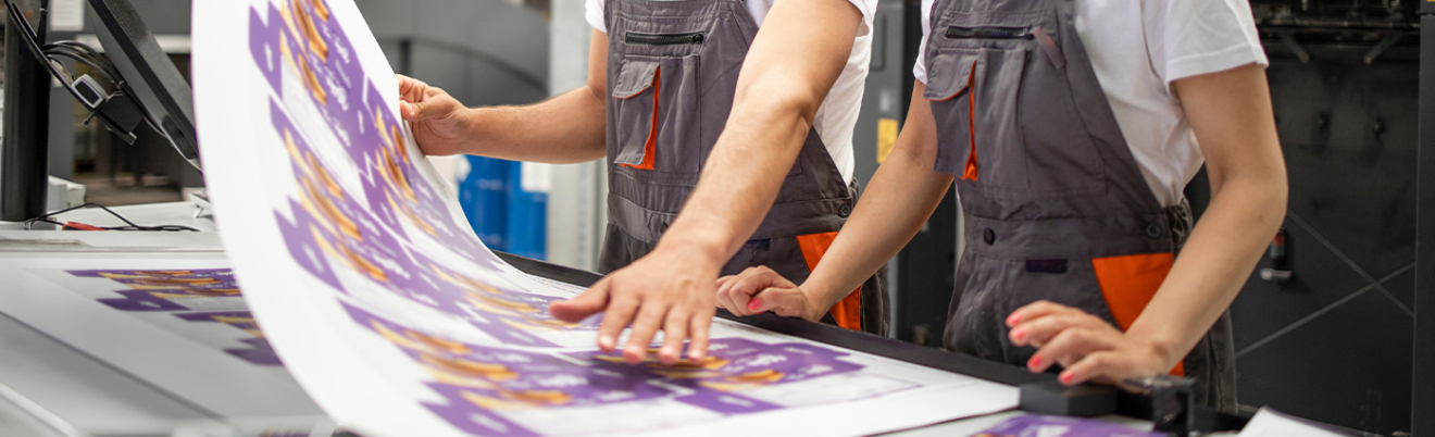 Titelbild für druck.at Drucktipps mit einem Ausschnitt aus der Arbeit in einer Druckerei