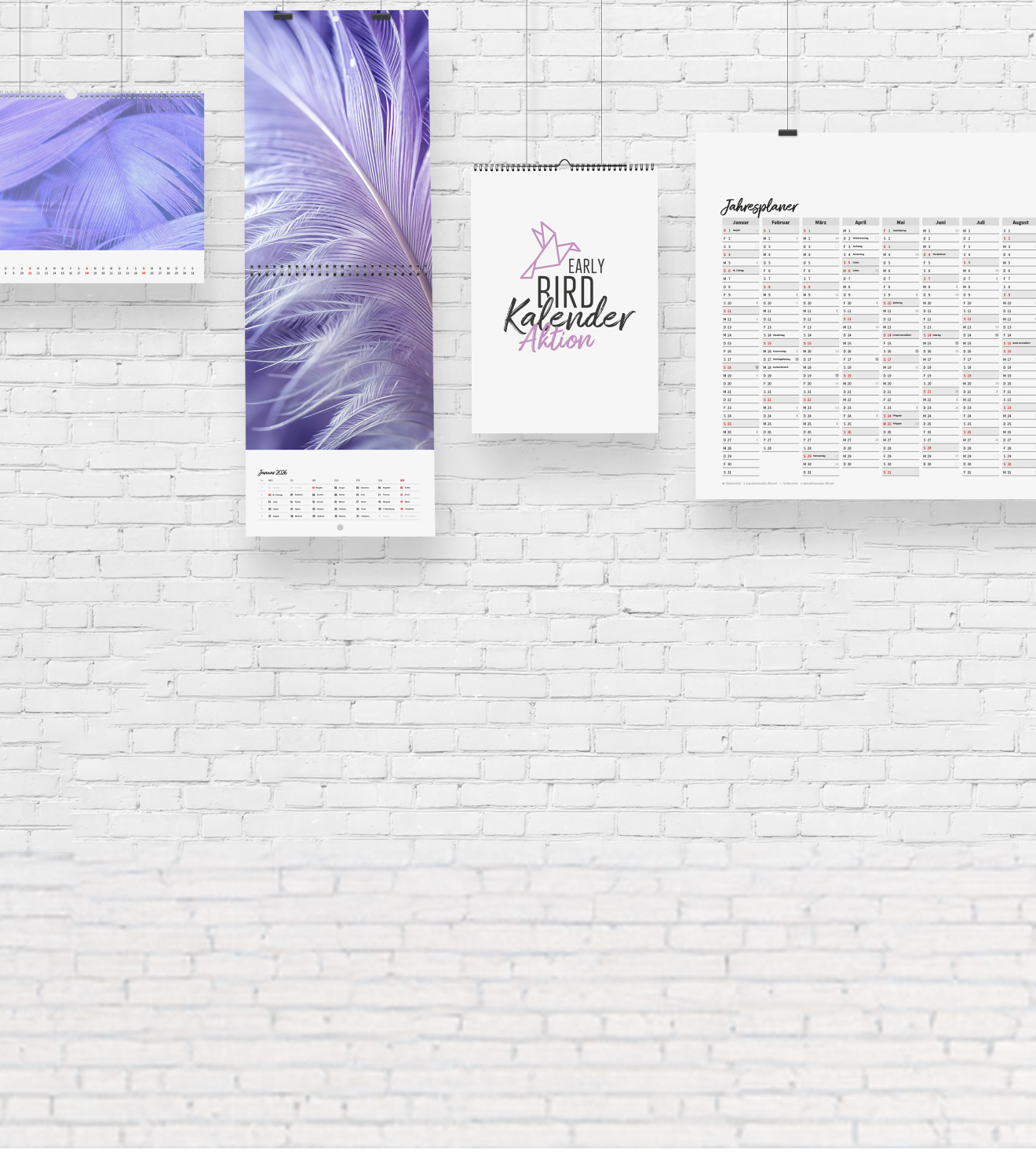 Verschiedene bedruckte Kalender hängen auf einer weißen Wand und zeigen die Early Bird Aktion