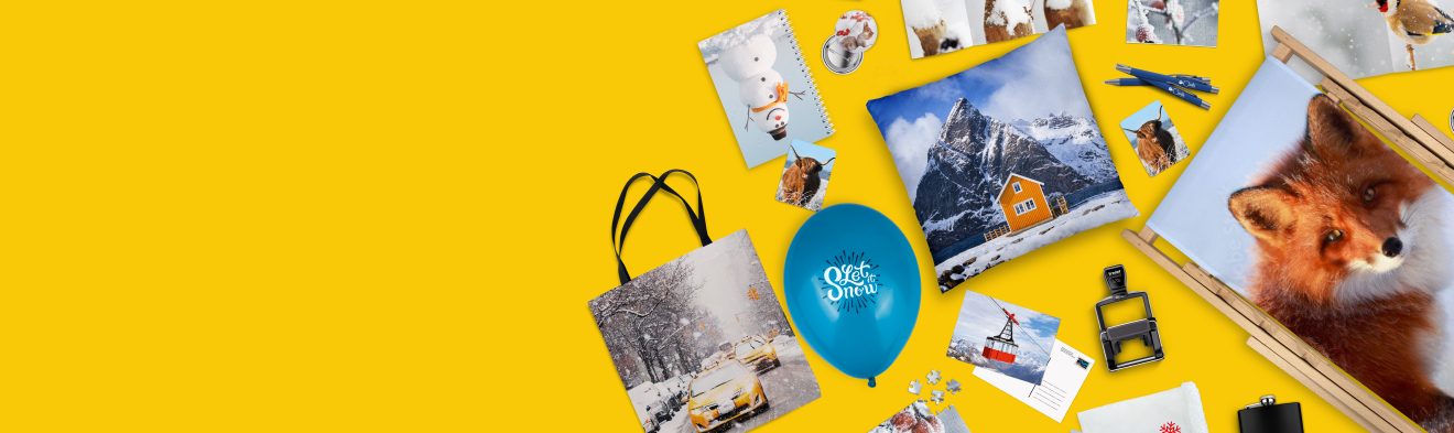 Diverse Druckprodukte in winterlichem Design auf gelbem Hintergrund