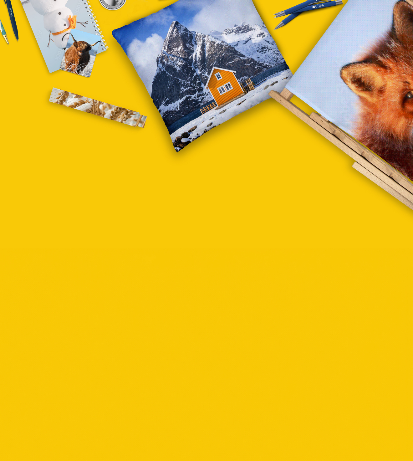 Diverse Druckprodukte in winterlichem Design auf gelbem Hintergrund