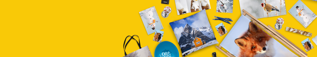 Diverse Druckprodukte in winterlichem Design auf gelbem Hintergrund