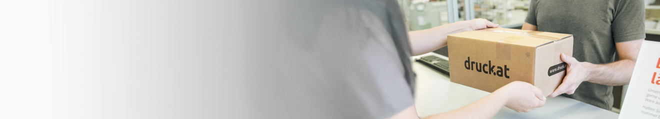 Person nimmt Paket entgegen