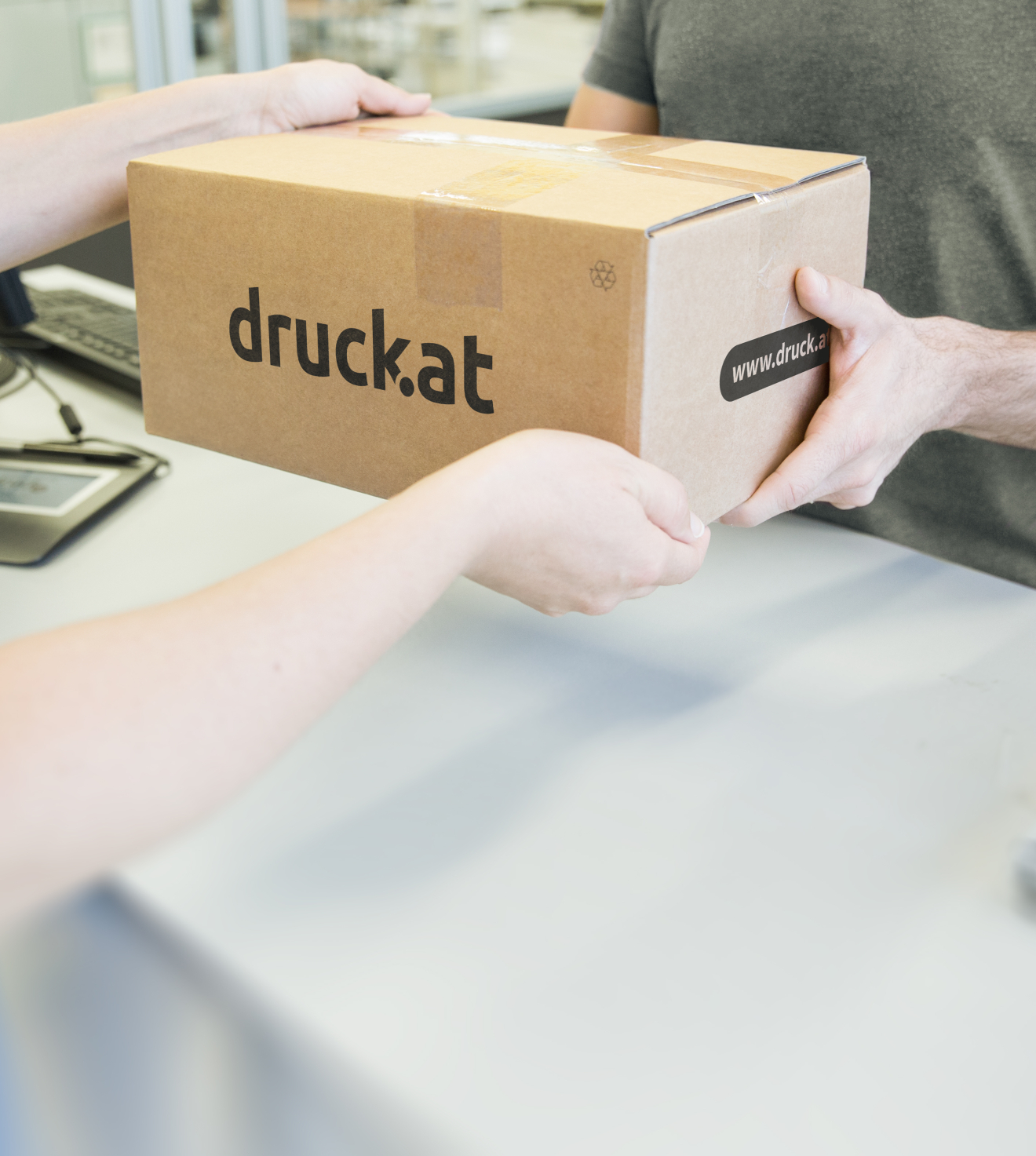 Person nimmt Paket entgegen