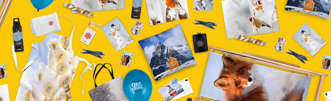 Verschiedene Druckprodukte in winterlichem Design auf gelbem Hintergrund