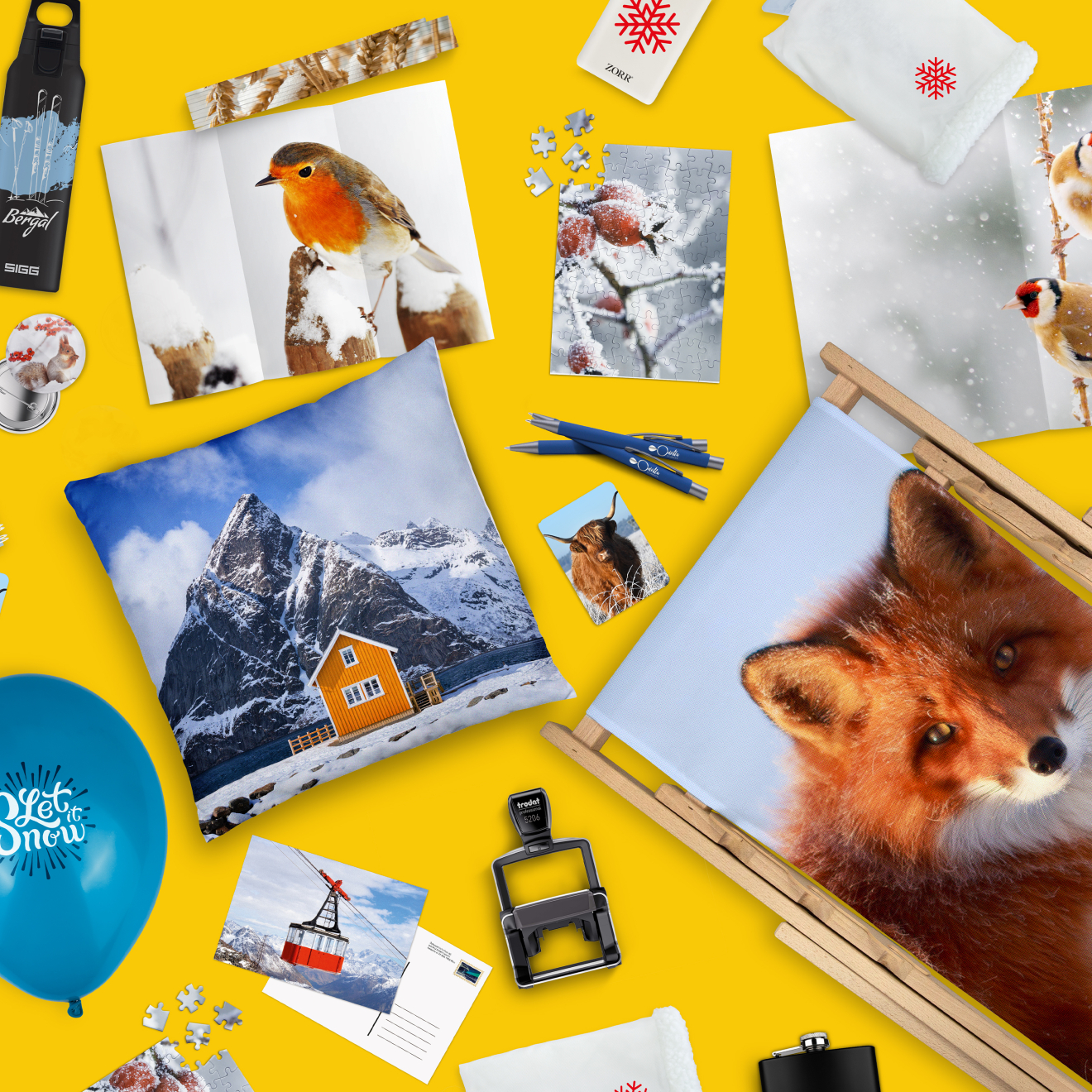 Verschiedene Druckprodukte in winterlichem Design auf gelbem Hintergrund
