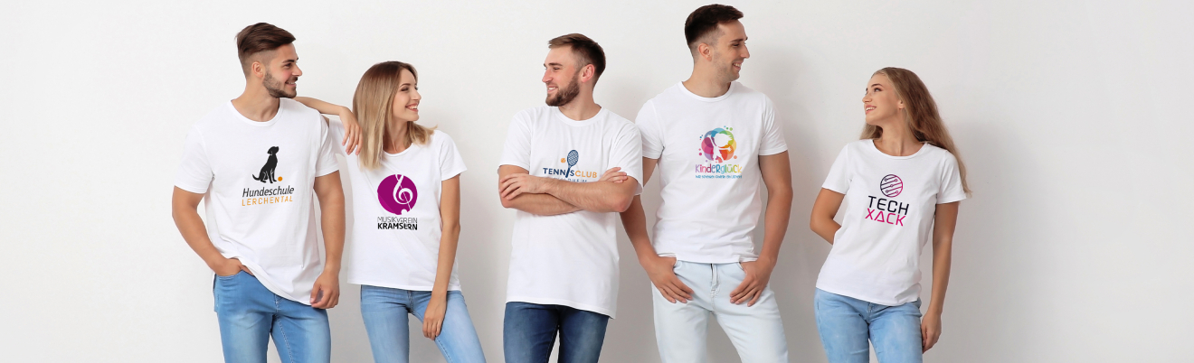 Mehrere Personen mit Vereins-T-Shirts stehen nebeneinander