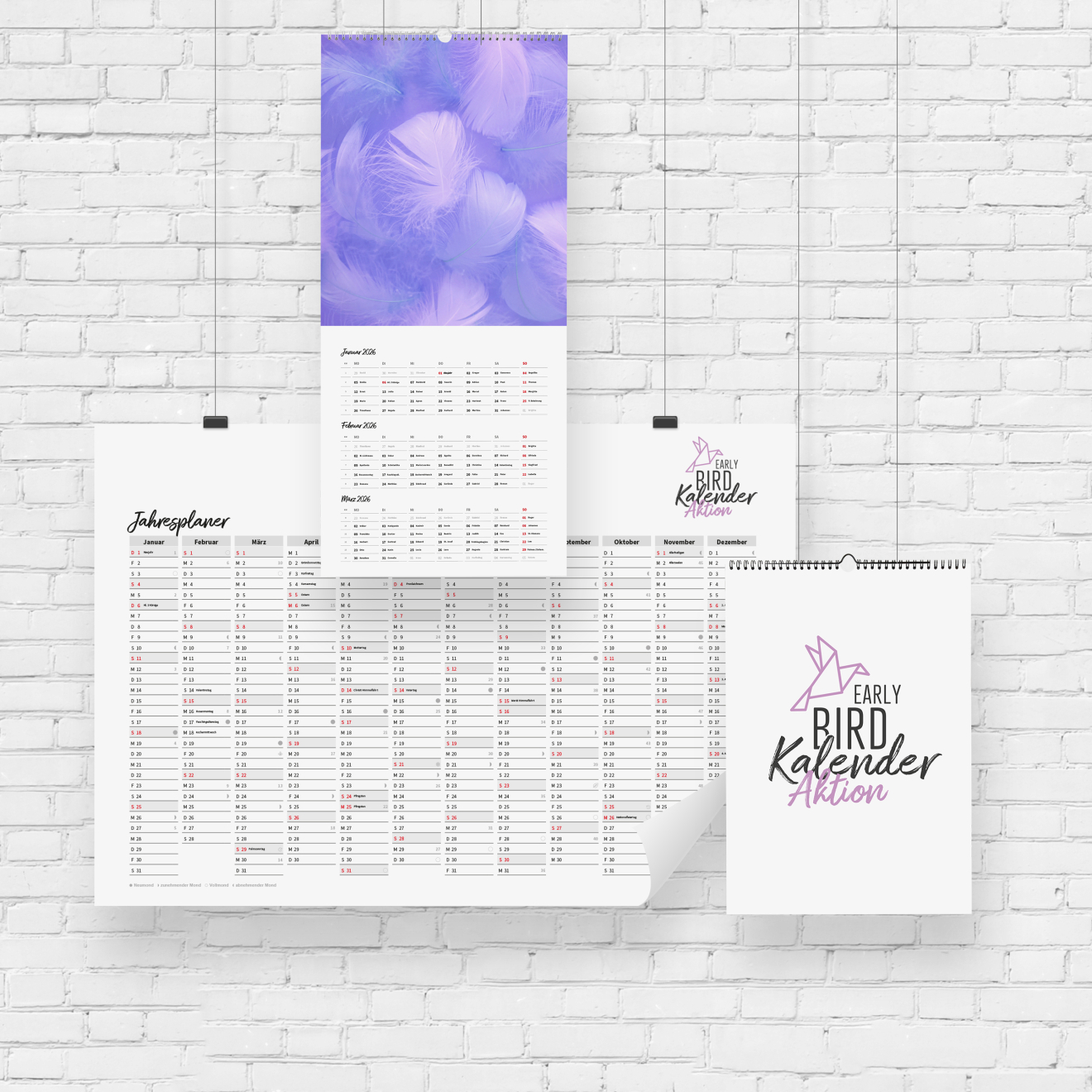 Verschiedene bedruckte Kalender hängen auf einer weißen Wand und zeigen die Early Bird Aktion