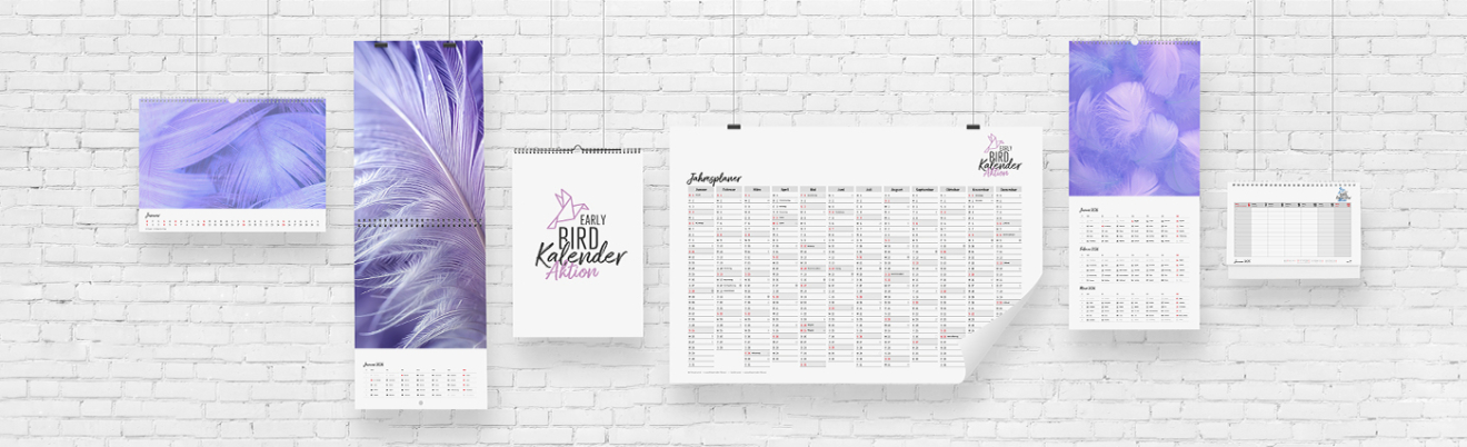 Verschiedene bedruckte Kalender hängen auf einer weißen Wand und zeigen die Early Bird Aktion