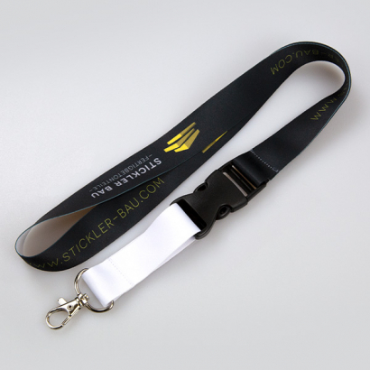 Lanyard mit Haken und Schnappverschluss auf grauem Hintergrund
