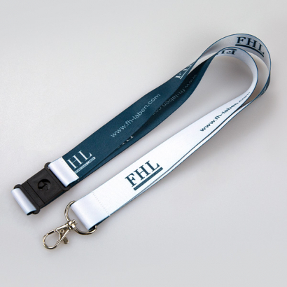 Lanyard mit Haken und Sicherheitsverschluss auf grauem Hintergrund