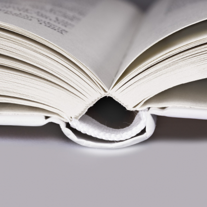 Hardcoverbuch mit Fadenheftung auf grauem Hintergrund