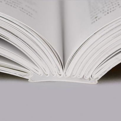 Softcover Fadenheftung auf grauem Hintergrund